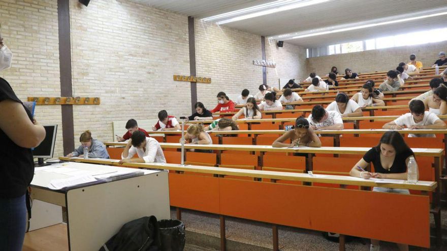Exámenes de la ABAU, ayer, en la Facultad de Filología y Traducción.
| // JOSÉ LORES