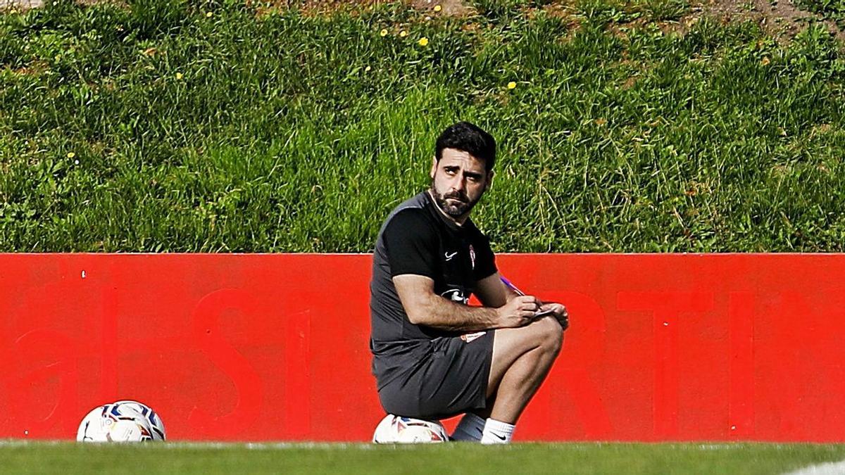 David Gallego, pensativo, en un momento del entrenamiento de ayer en Mareo. | Juan Plaza