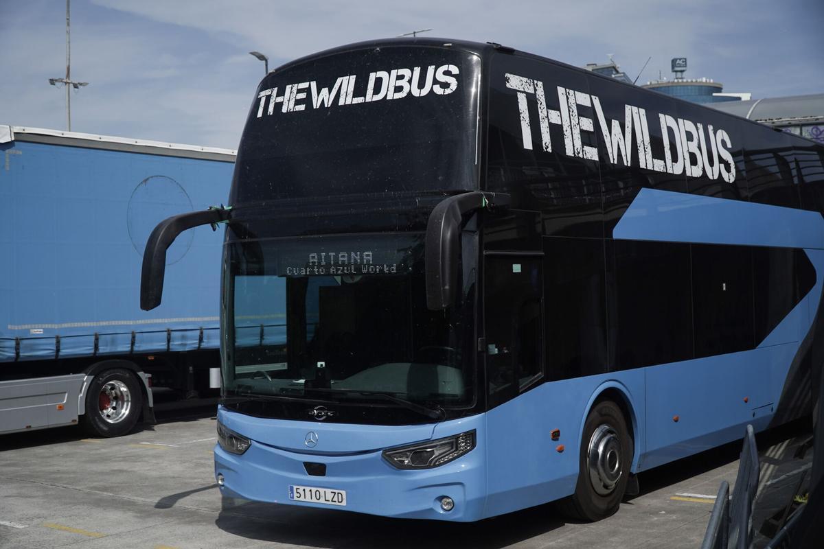 Seguidoras de Aitana acampan a las puertas del Coliseum mientras los operarios llevan a cabo el montaje del escenario para el concierto de este miércoles.