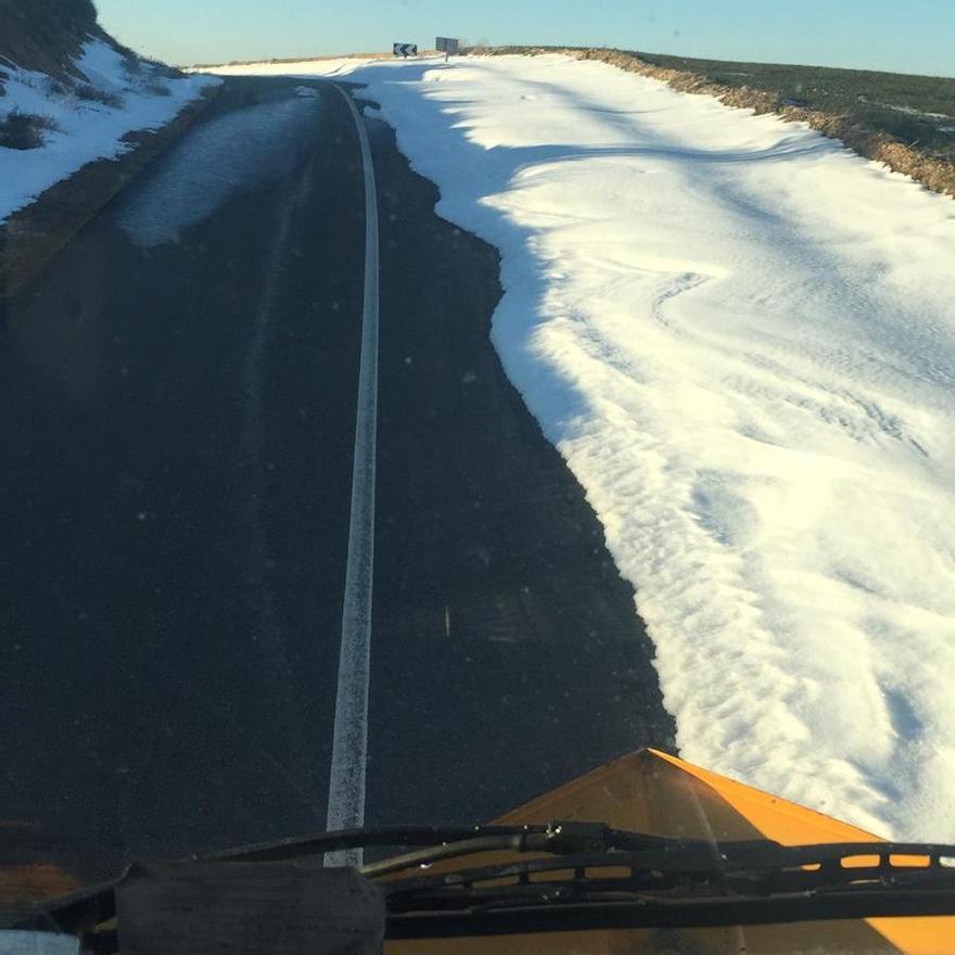 Una quitanieves de la Diputación despeja una carretera de Zamora.