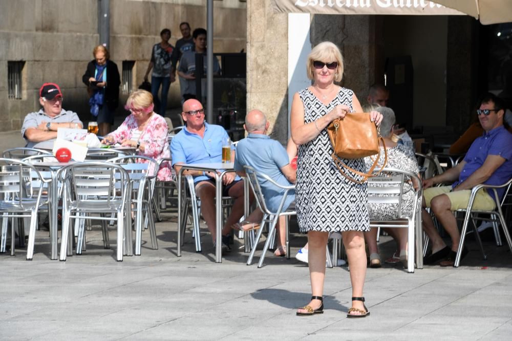 Turistas disfrutan del buen tiempo en A Coruña