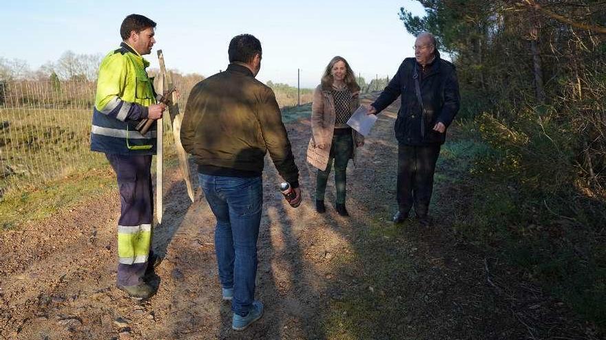 La teniente de alcalde Páz Pérez y funcionarios municipales en los terrenos anexos al cementerio.