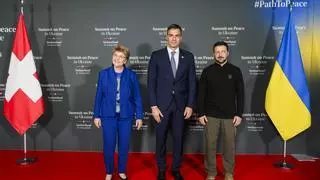 Sánchez saluda a Zelenski y la presidenta Suiza a su llegada a la cumbre sobre Ucrania
