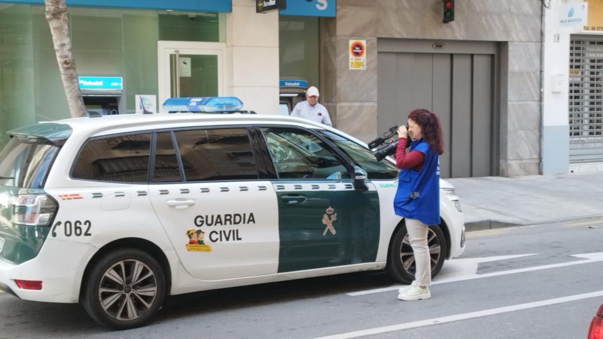Un coche de la Guardia Civil junto a la sucursal atracada en Torrevieja.