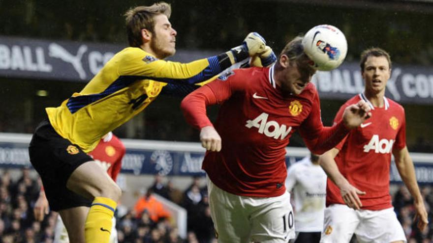 De Gea despeja un balón junto a su compañero de equipo Rooney.