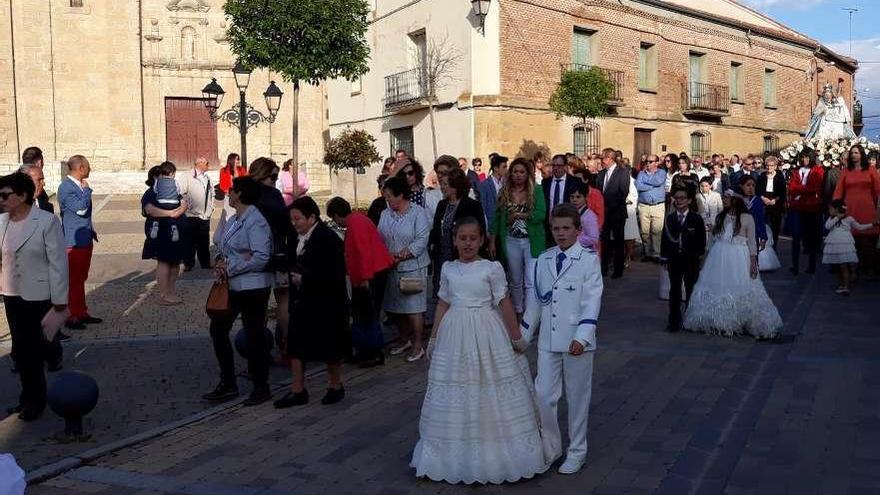 Los niños y niñas vestidos de comunión encabezan la procesión de la Virgen de la Antigua.