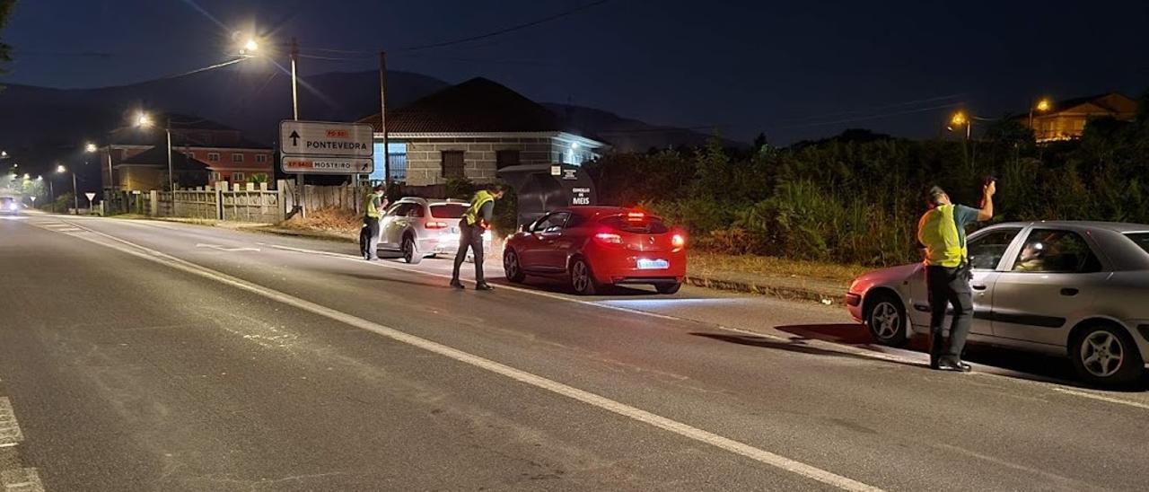 Uno de los múltiples controles realizados por la Guardia Civil en la comarca desde la noche de San Juan.