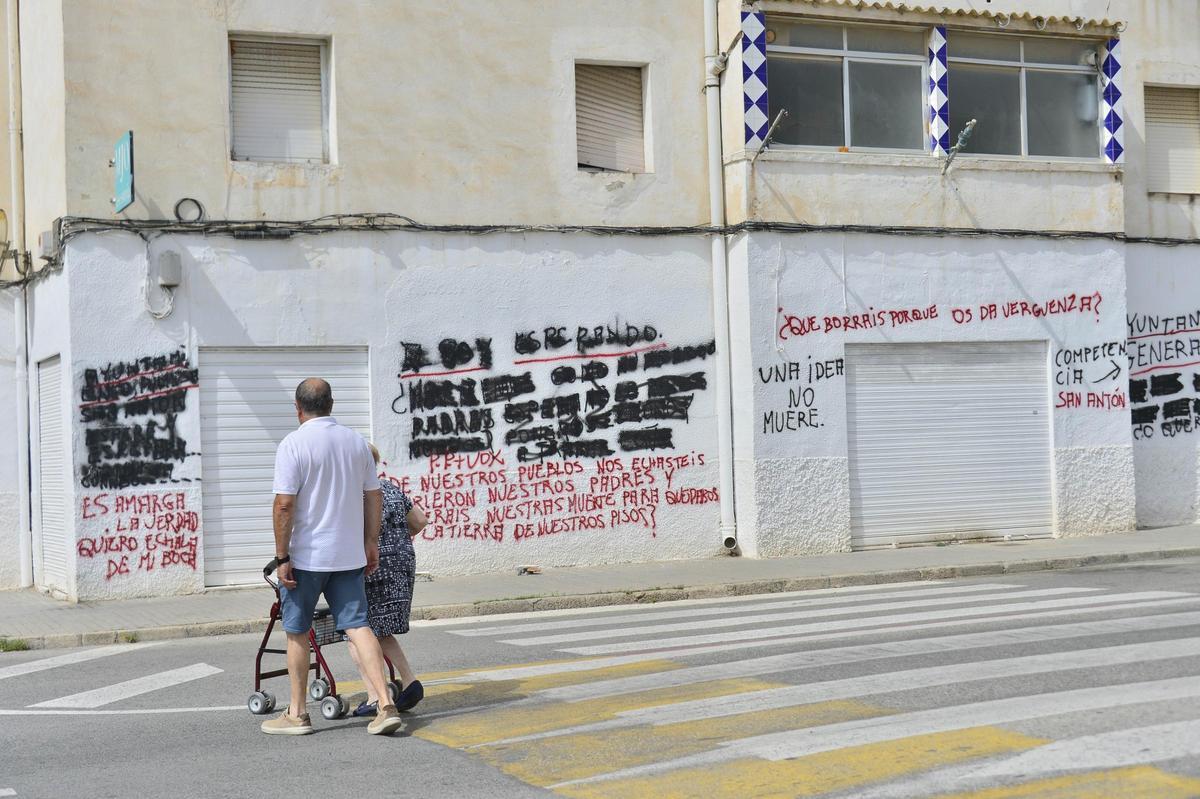 Pintadas en uno de los edificios que tiene que ser derribado en el barrio de San Antón en Eche
