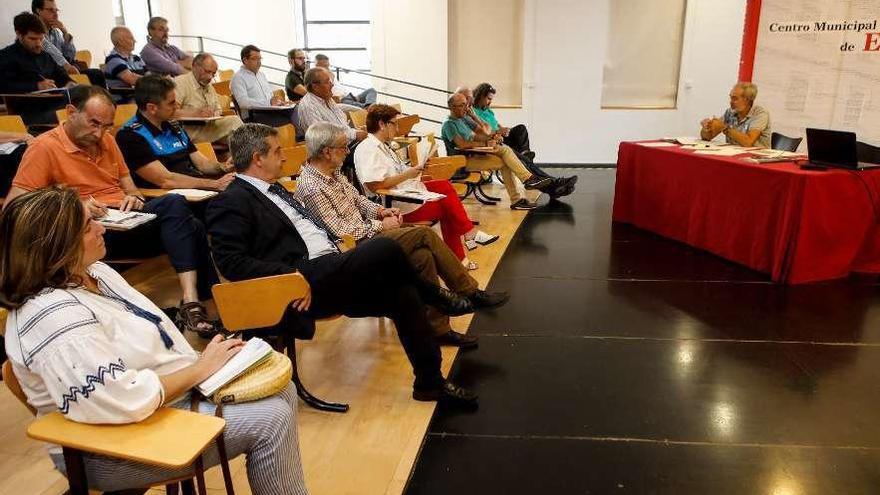 Última reunión del Foro de la Movilidad, con Manuel Cañete, en la mesa, y Esteban Aparicio e Ignacio Díaz, sentados, en el centro, en la primera fila.