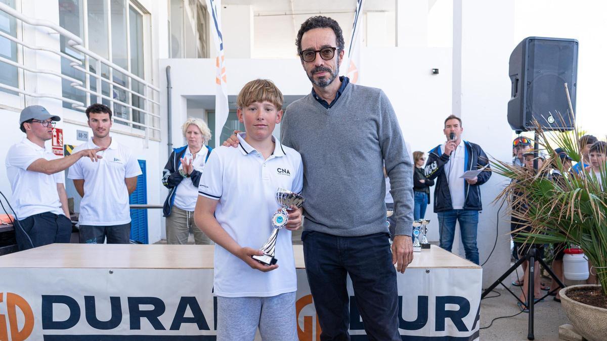 Bruno Nueschen, campeón de la clase Optimist, ha recogido el premio de manos de Jaume Durán.