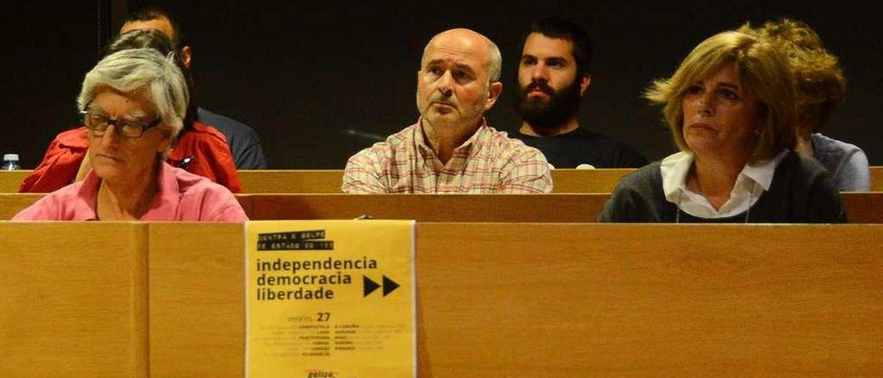 Un cartel de la plataforma &quot;Galiza con Catalunya&quot; en las bancadas del gobierno tripartito. // G.Núñez