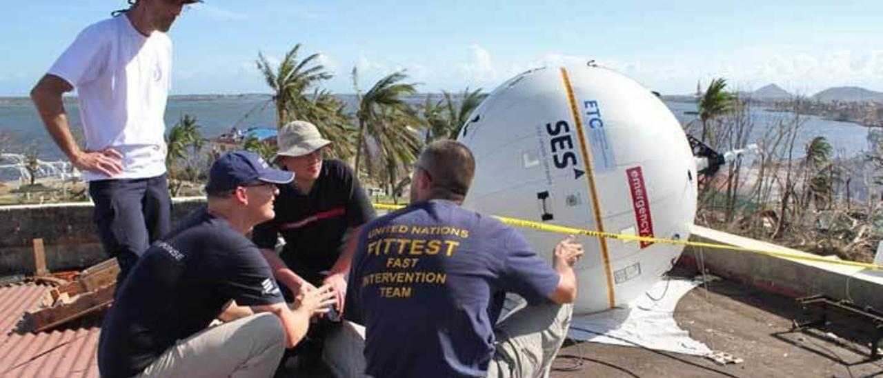 La antena parabólica satelital va dentro de una especie de globo.