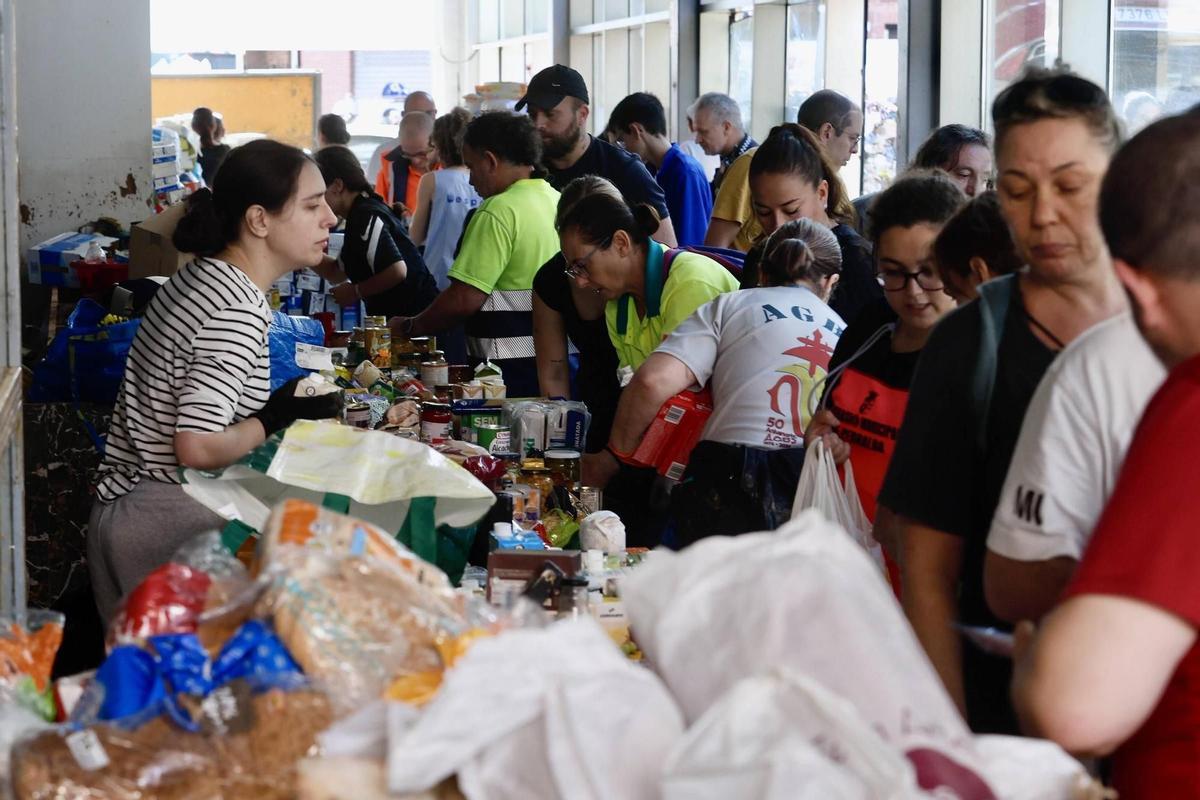 El auditorio de Paiporta convertido en banco de alimentos