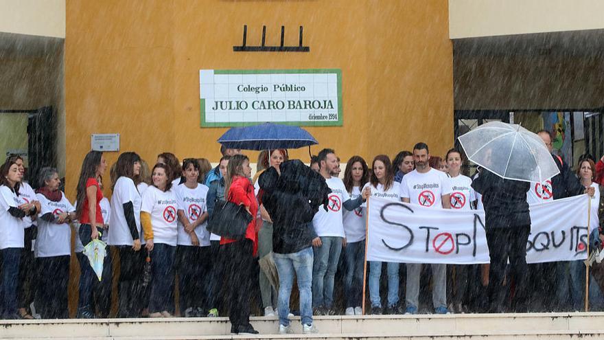 Concentración ayer en la puerta del colegio de Guadalmar, especialmente afectado por la plaga.