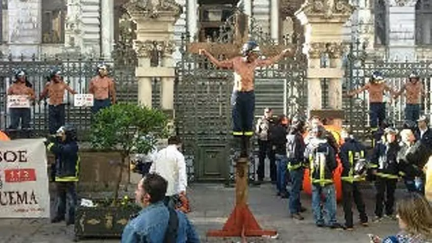 Un bombero simula su crucifixión ante la Junta