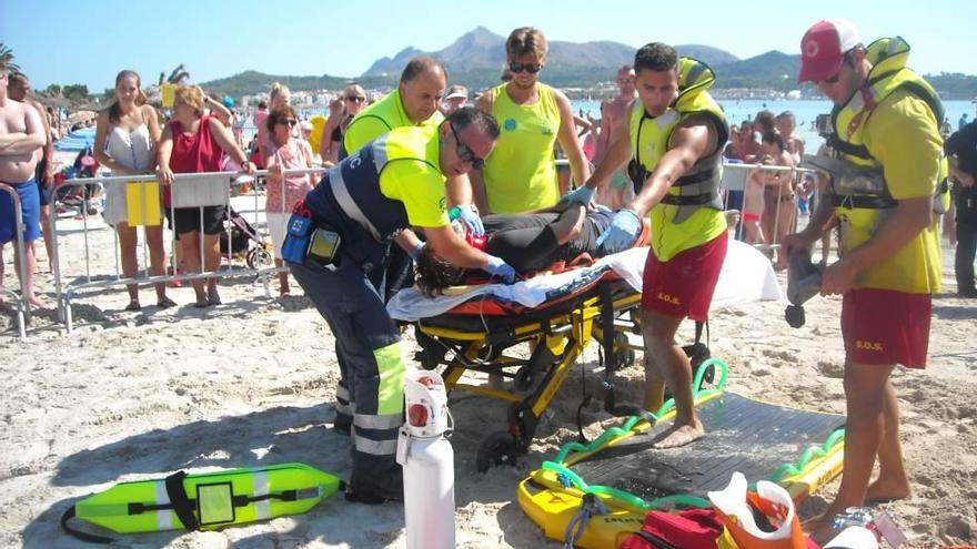 Los servicios de emergencias atendiendo al simulado herido por una embarcación.