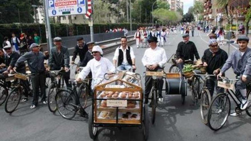 Estos ciclistas recrearon los antiguos oficios de la huerta