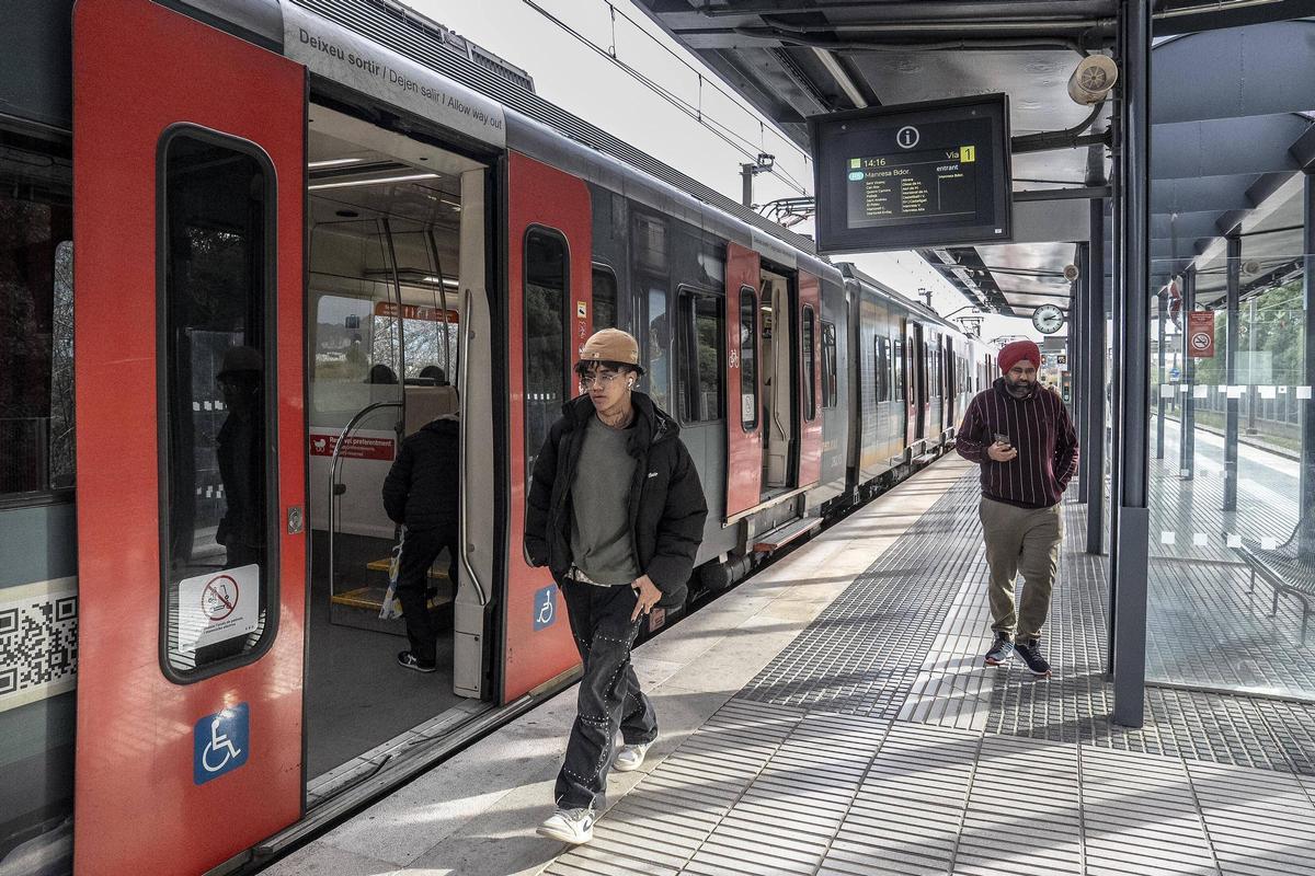 Un tren de FGC en la estación de Molí Nou-Ciutat Coperativa de Sant Boi de Llobregat.