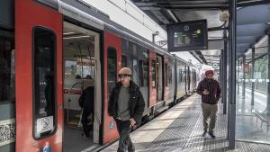 Un tren de FGC en la estación de Ciutatt Cooperativa de Sant Boi de Llobregat.