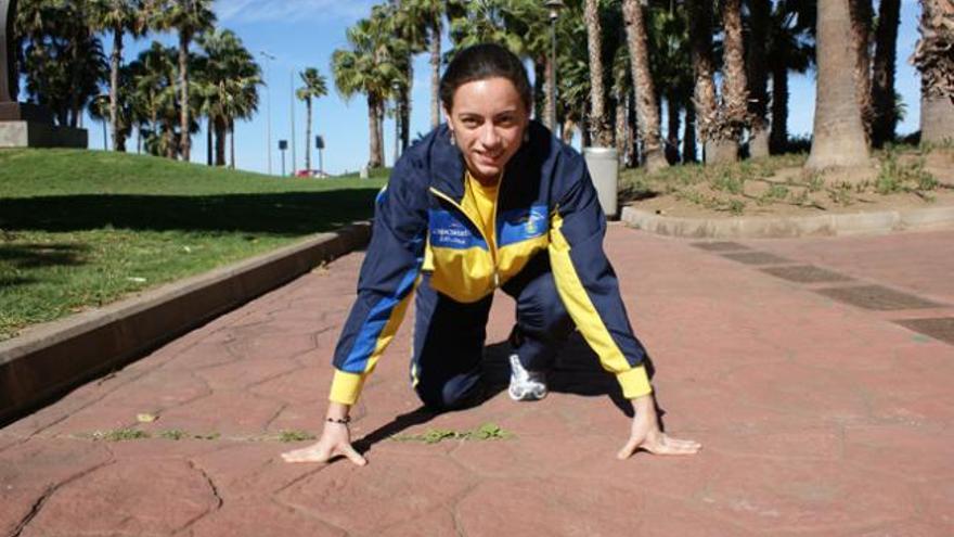 La atleta Sara Santiago simula la posición de salida de una carrera. i LP/DLP