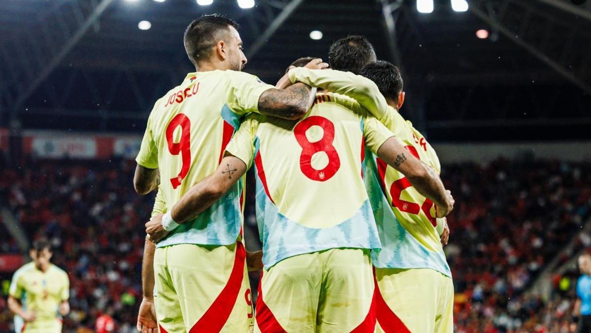 Fabián celebra el segundo gol de España en Suiza