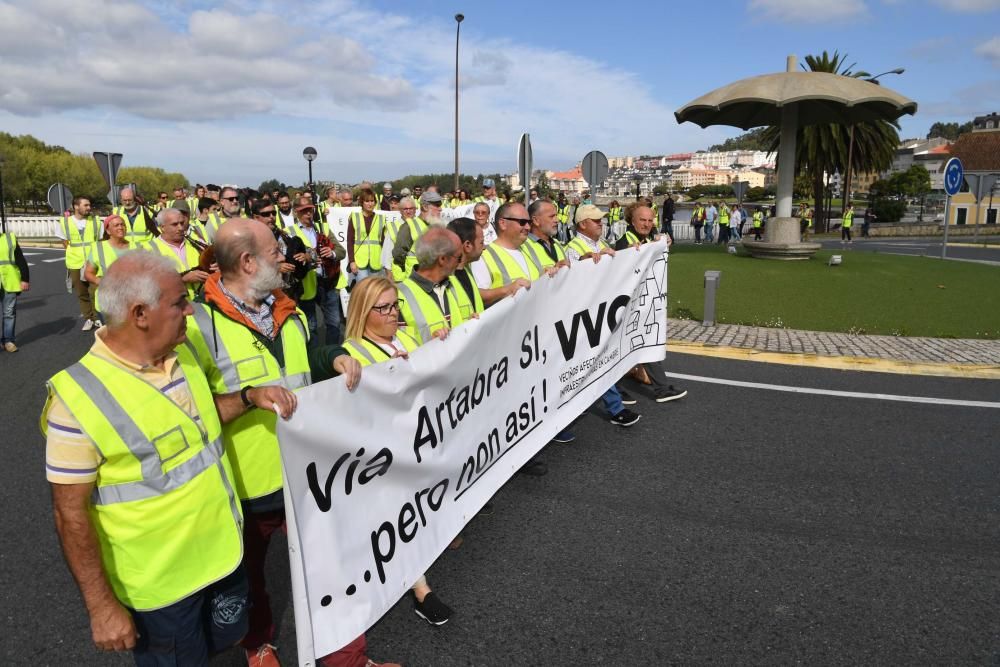 Vecinos cortan tráfico en protesta por el trazado