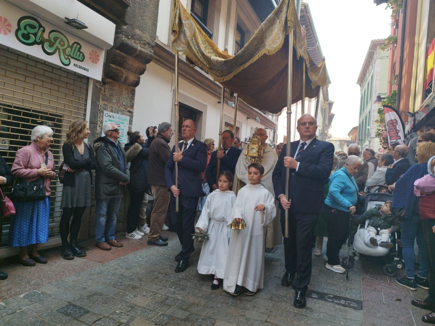 Emocionante procesión del Santo Encuentro en Llanes