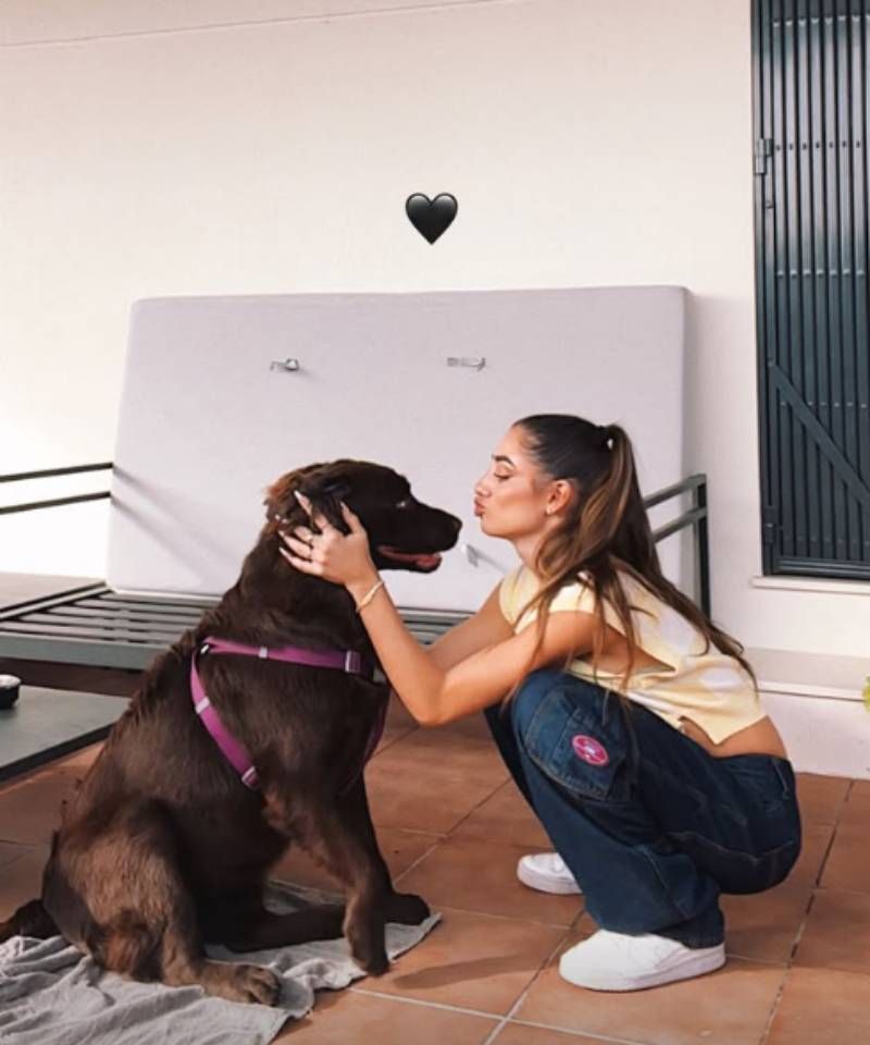 Lola Lolita y su perrita Brownie, rechazadas en todos los hoteles de Barcelona.