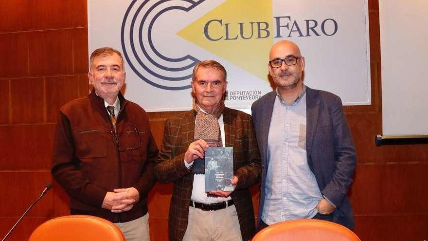 Desde la izquierda, Antón Costa, Miguel Barros y Francisco Castro, antes de la conferencia. // José Lores