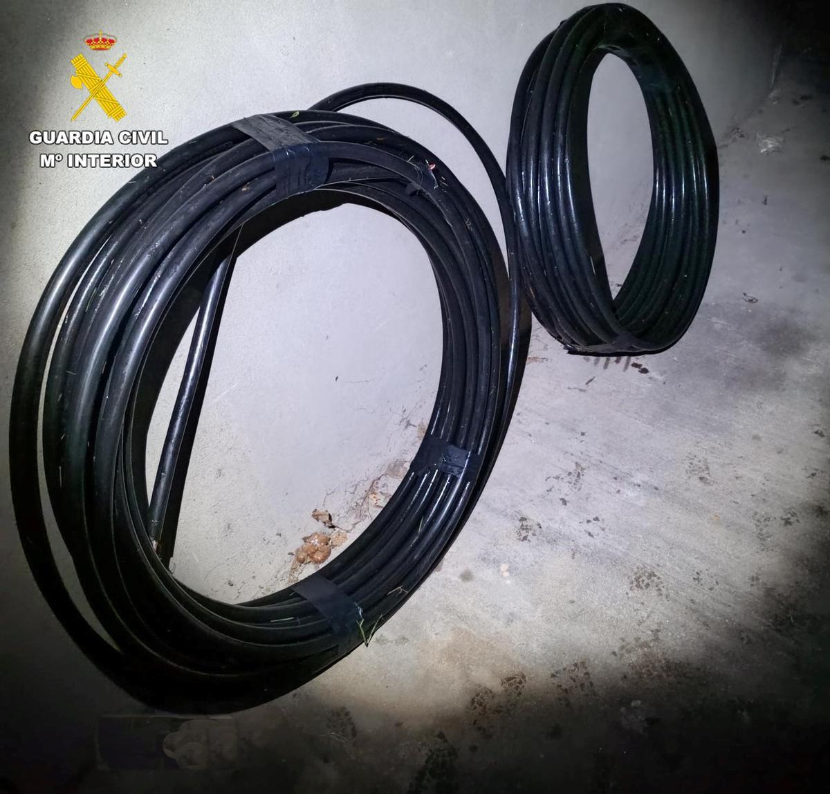 Parte del cable incautado al detenido en Santa Comba.