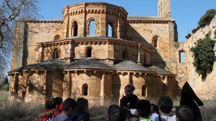 Visita de escolares al monasterio de Granja de Moreruela.