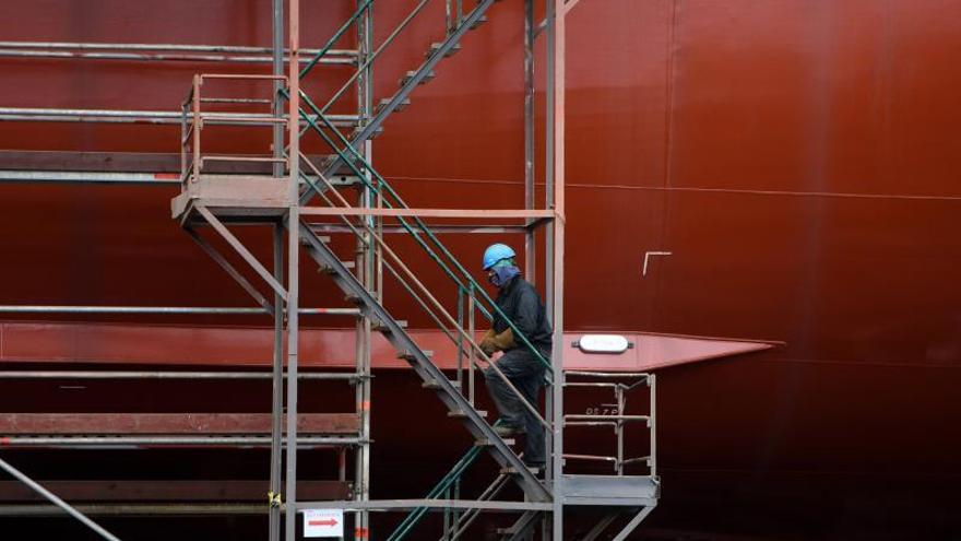 Trabajador en uno de los astilleros gallegos.