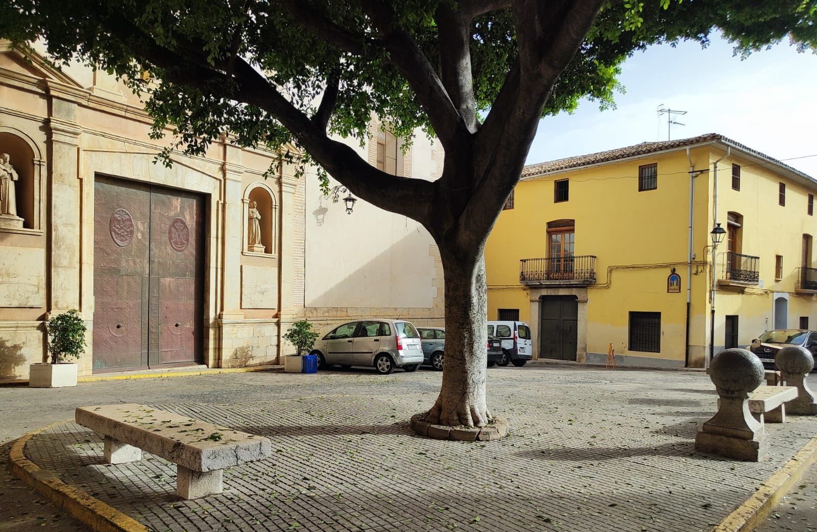Plaza de la iglesia de Santa Maria.