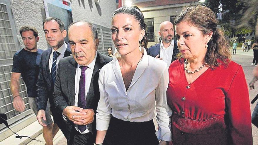 Los expulsados de Vox, Liarte y Carrera (i), junto a Olona e Inmaculada Marín, presidenta de la asociación que ha organizado el evento.