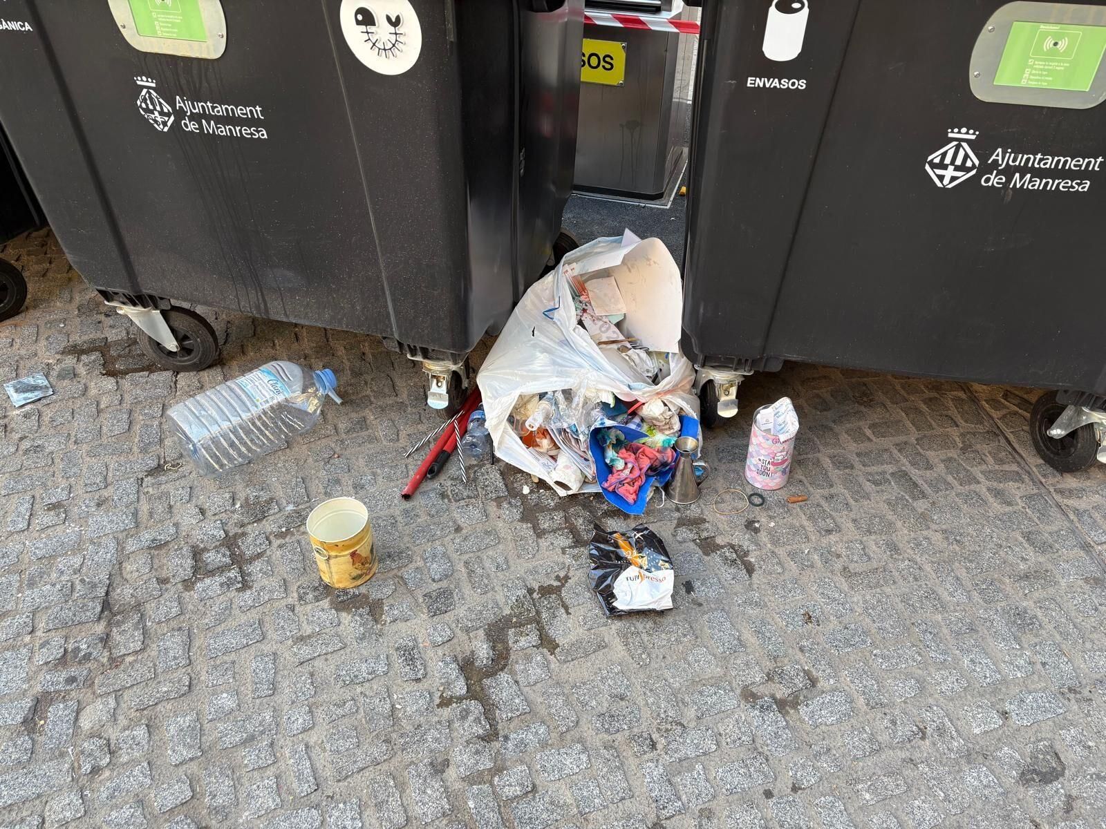 Els contenidors de Manresa, plens a vessar