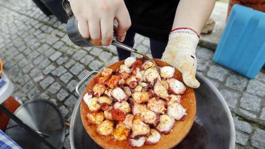 Preparando una ración de pulpo. // Marta G. Brea