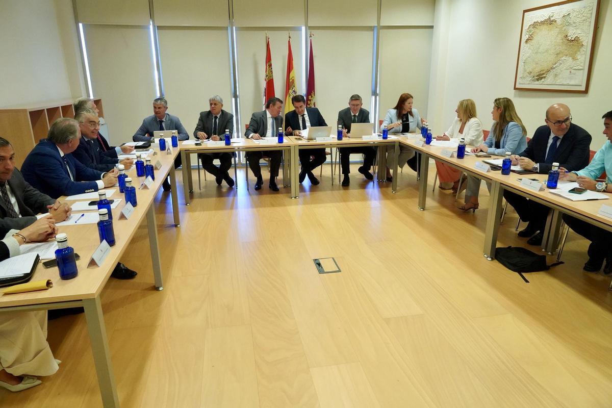 Los consejeros de la Presidencia, Luis Miguel González Gago, y de Medio Ambiente, Vivienda y Ordenación del Territorio, Juan Carlos Suárez-Quiñones, presentan la campaña de incendios forestales para el año 2026 en la Comisión General de Coordinación Territorial.