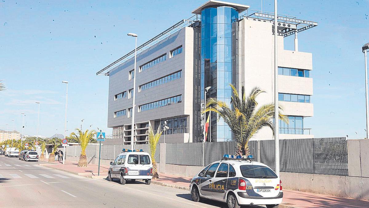 Coches patrulla de la Policía Nacional, a las puertas de la comisaría provincial