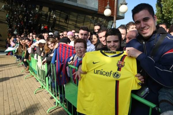 Una multitud recibe al Barça