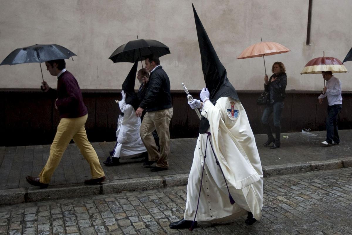 Imagen de archivo de un nazareno durante un día de lluvia.