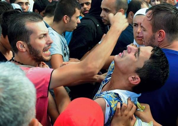 Fotogalería de miles de refugiados protestando ante la estación de trenes de Budapest cerrada