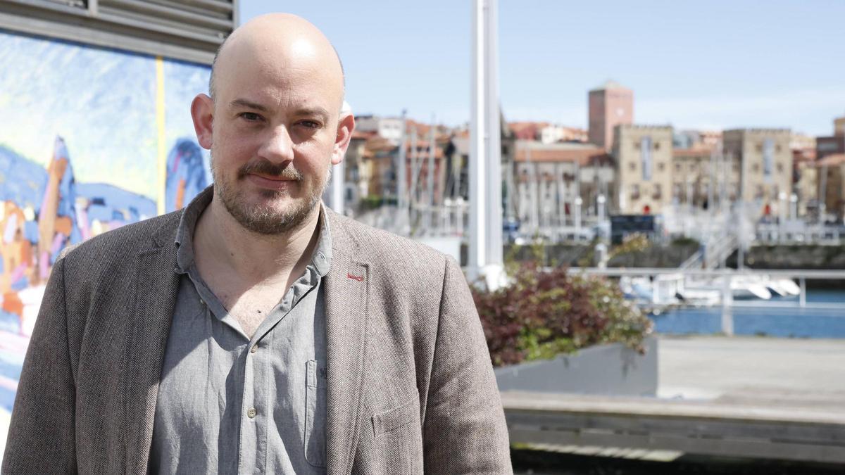 Miguel Barrero, en el puerto deportivo.
