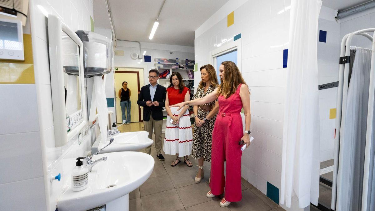 Autoridades del Ayuntamiento de Zaragoza, durante la visita al Centro Público de Educación Especial Alborada