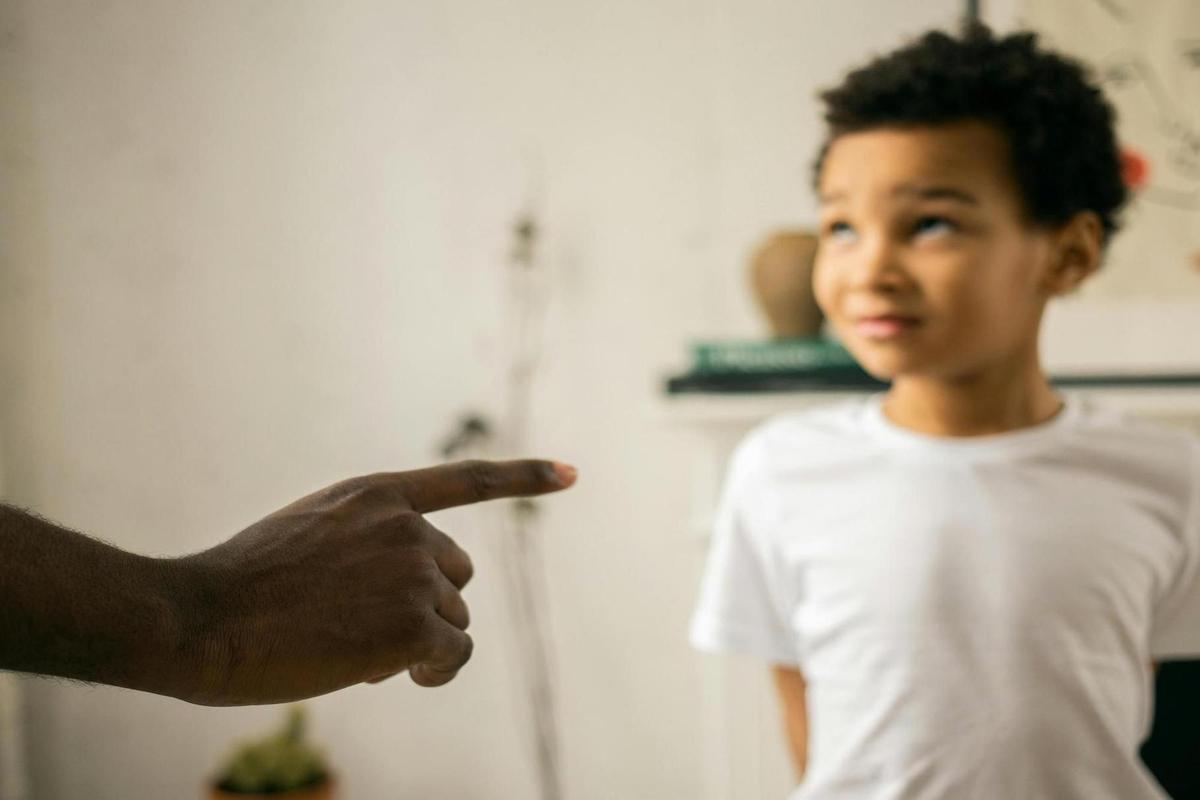 Un niño escucha la riña de sus padres