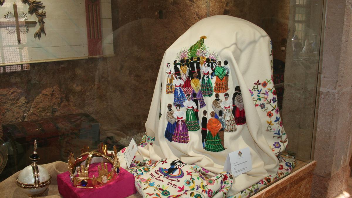 Manto de la Virgen de las Huertas bordado en lana por Coros y Danzas.