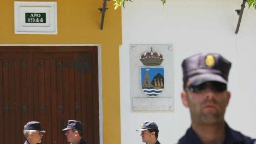 Estepona. La policía tomó el Consistorio en junio de 2008.