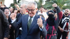 Josep Bou en medio de una protesta independentista contra la presencia del Rey en Barcelona.