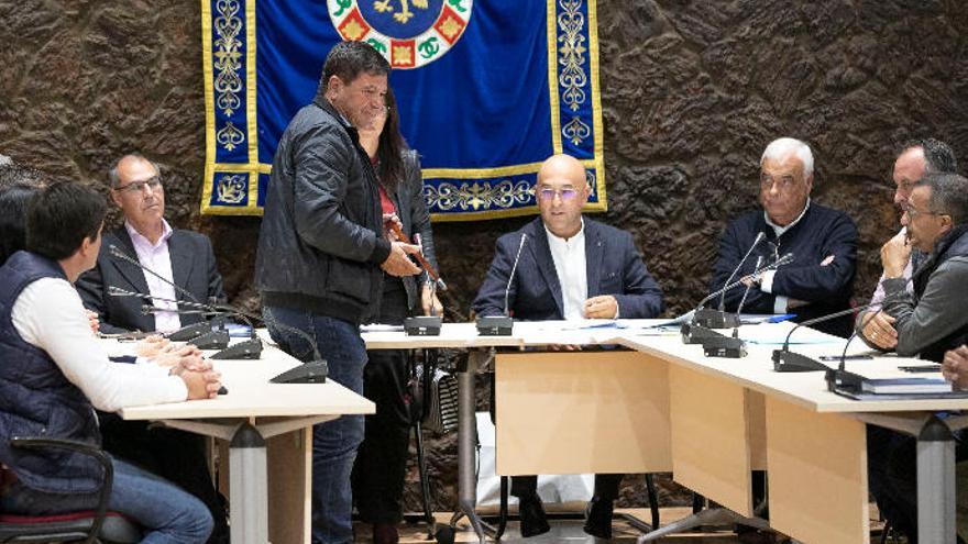 Pedro Armas tras recoger el bastón de mando como alcalde de Pájara ante la mirada de Miguel Ángel Graffigna.