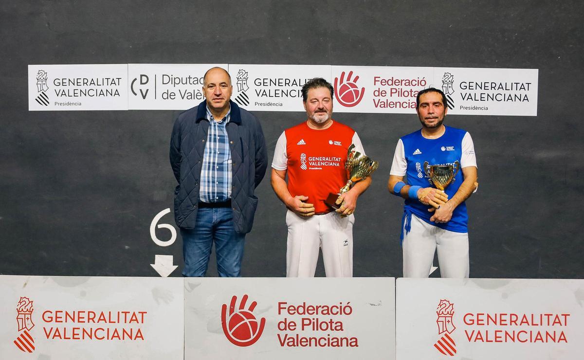 Juanjo (roig) i Óscar (blau) amb els seus títols de 3a cap de setmana