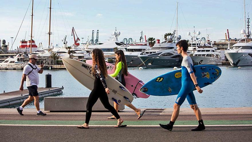 Practicantes de windsurf, el pasado sábado, en el primer día de desconfinamiento deportivo.